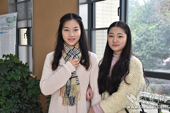 武汉一高校英语专业两名女生同被南航录取为空姐(图)